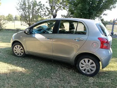 Usata Toyota Yaris 69 CV (50 kW) 2007 Grigio Utilitaria