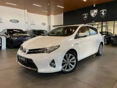 Usata Toyota Auris Hybrid Active 99 CV (72 kW) 2013 Bianco Berlina