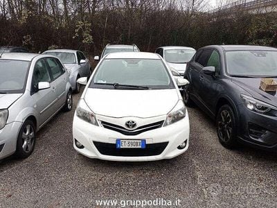 Usata Toyota Yaris Lounge 69 CV (50 kW) 2013 Bianco Berlina