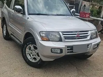 Begagnad Mitsubishi Pajero 2000 Grå SUV