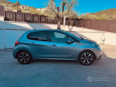 Usata Peugeot 208 Signature Sky 83 CV (61 kW) 2019 Grigio Utilitaria