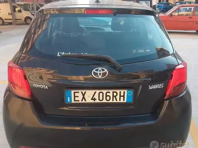 Usata Toyota Yaris Active 90 CV (66 kW) 2014 Nero Utilitaria