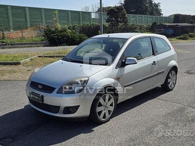Begagnad Ford Fiesta Ghia 68 HK (50 kW) 2006 Grå Halvkombi