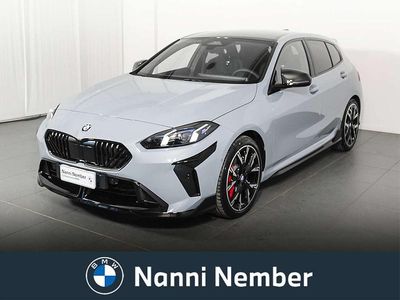 Nuova BMW 120 M Sport 170 CV (125 kW) 2025 Alpin white pastello Utilitaria