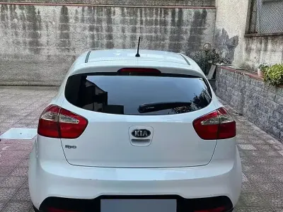 Usata Kia Rio 85 CV (62 kW) 2013 Bianco Berlina
