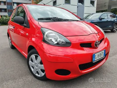Usado Toyota Aygo 68 HP (50 kW) 2011 Vermelho Citadino