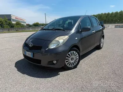 Usata Toyota Yaris Sol 101 CV (74 kW) 2010 Grigio Utilitaria