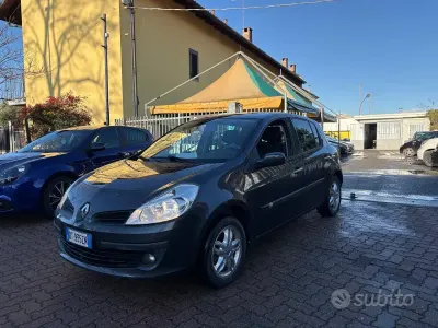 Usata Renault Clio II Dynamique 75 CV (55 kW) 2009 Grigio Berlina