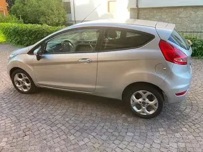 Usata Ford Fiesta 60 CV (44 kW) 2012 Grigio Berlina