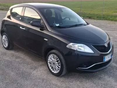 Usata Lancia Ypsilon Platinum 69 CV (50 kW) 2016 Nero Utilitaria