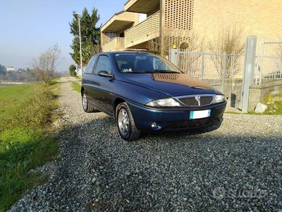 Begagnad Lancia Ypsilon 86 HK (63 kW) 1999 Blå Halvkombi