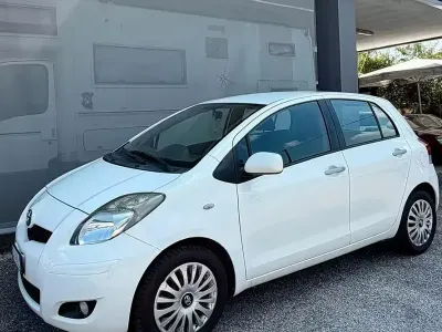Usata Toyota Yaris Sol 90 CV (66 kW) 2011 Bianco Utilitaria