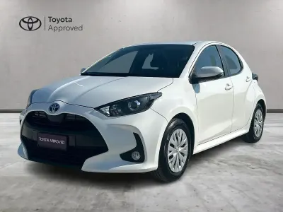 Usata Toyota Yaris Hybrid Active 92 CV (67 kW) 2022 Bianco Berlina