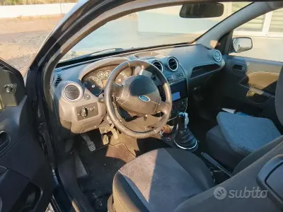 Usata Ford Fiesta 75 CV (55 kW) 2007 Bluazzurro Utilitaria