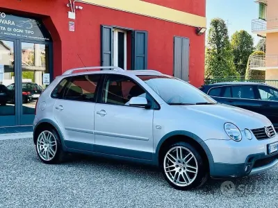 Usado VW Polo 75 HP (55 kW) 2005 Cinzento Citadino
