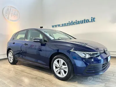 Usata VW Golf VIII Life 110 CV (80 kW) 2023 Blu metallizzato Berlina
