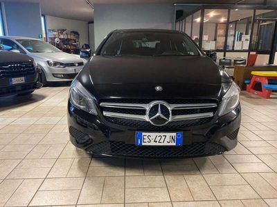 Usata Mercedes A180 109 CV (80 kW) 2013 Nero pastello Utilitaria