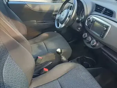 Usata Toyota Yaris 90 CV (66 kW) 2013 Bianco Utilitaria
