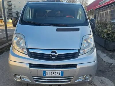 Usata Opel Vivaro 114 CV (83 kW) 2007 Argento Monovolume