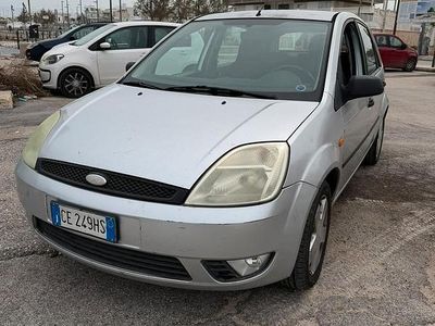 Usata Ford Fiesta 75 CV (55 kW) 2003 Grigio Utilitaria