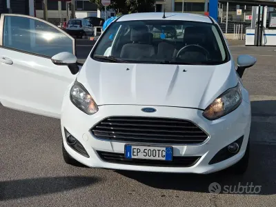 Usata Ford Fiesta 80 CV (58 kW) 2014 Bianco Utilitaria