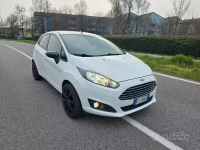 Usata Ford Fiesta Titanium 75 CV (55 kW) 2014 Bianco Utilitaria