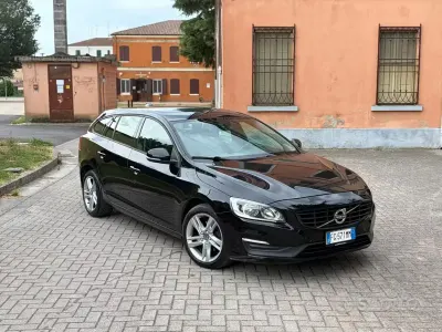 Usata Volvo V60 120 CV (88 kW) 2016 Nero Station wagon