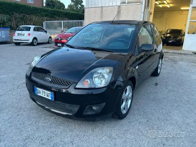 Usata Ford Fiesta Ghia 68 CV (50 kW) 2007 Nero Utilitaria