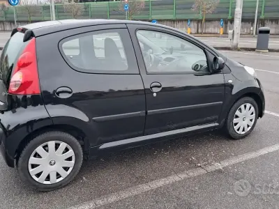 Usata Peugeot 107 68 CV (50 kW) 2008 Nero Utilitaria