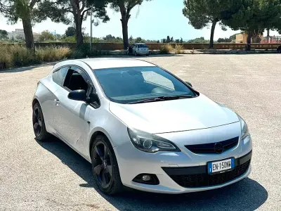 Usata Opel Astra GTC 165 CV (121 kW) 2012 Grigio Berlina