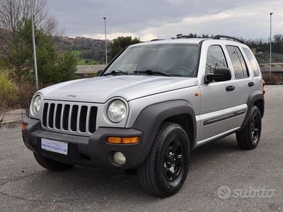 Usata Jeep Cherokee Sport 143 CV (105 kW) 2003 Grigio SUV