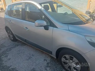 Usata Renault Scénic 100 CV (73 kW) 2010 Grigio Monovolume