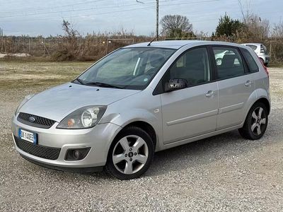 Usata Ford Fiesta Ghia 74 CV (54 kW) 2007 Grigio Utilitaria