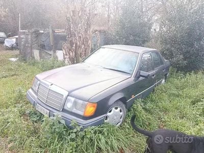 Usata Mercedes E200 122 CV (89 kW) 1990 Nero Berlina