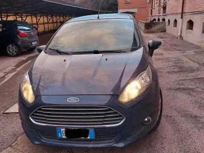 Usata Ford Fiesta 75 CV (55 kW) 2015 Blu Utilitaria