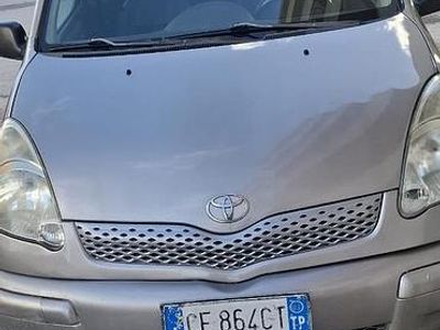 Usata Toyota Yaris Luna 87 CV (63 kW) 2003 Marrone Berlina