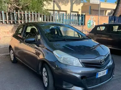 Usata Toyota Yaris Active 69 CV (50 kW) 2012 Grigio Utilitaria