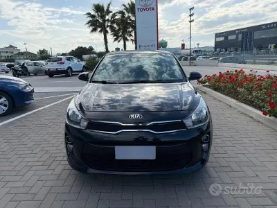 Usata Kia Rio 84 CV (61 kW) 2020 Nero Berlina