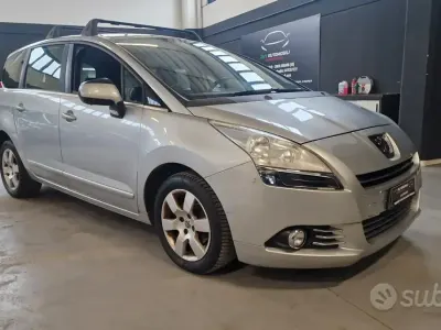 Usado Peugeot 5008 Active 112 CV (82 kW) 2012 Gris Monovolumen