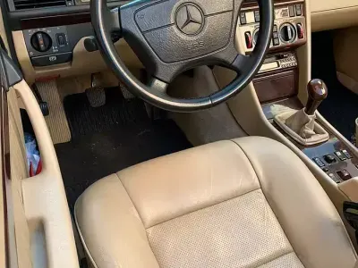 Usata Mercedes E200 136 CV (100 kW) 1995 Bluazzurro Cabrio