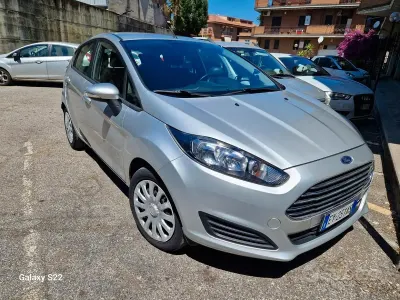 Usata Ford Fiesta 80 CV (58 kW) 2015 Grigio Utilitaria