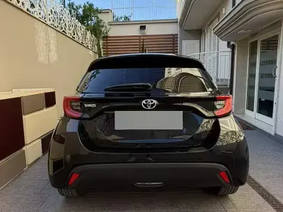 Usata Toyota Yaris Trend 72 CV (52 kW) 2023 Nero Utilitaria