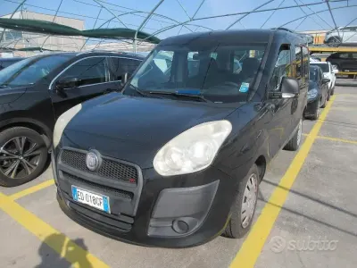 Käytetty Fiat Doblò Emotion 105 HP (77 kW) 2010 Musta Tila-auto