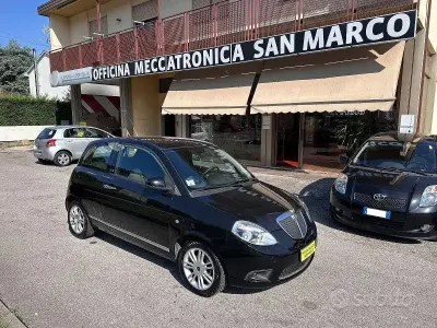 Usata Lancia Ypsilon 75 CV (55 kW) 2012 Nero Utilitaria