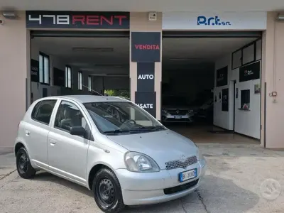 Usata Toyota Yaris Sol 68 CV (50 kW) 2000 Grigio Berlina