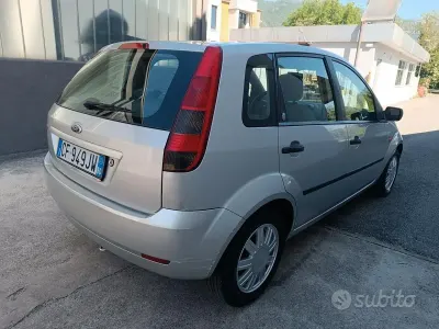 Usata Ford Fiesta 80 CV (58 kW) 2003 Grigio Utilitaria