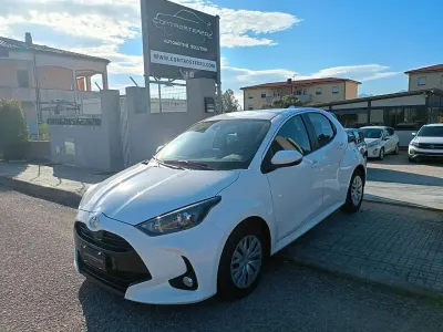 Usata Toyota Yaris Hybrid 72 CV (52 kW) 2021 Bianco Utilitaria