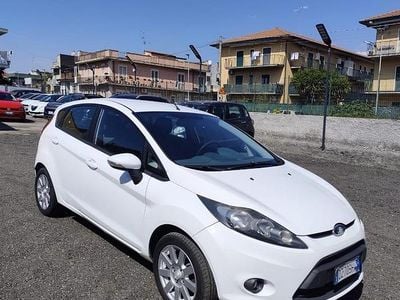 Usata Ford Fiesta 70 CV (51 kW) 2009 Bianco Utilitaria