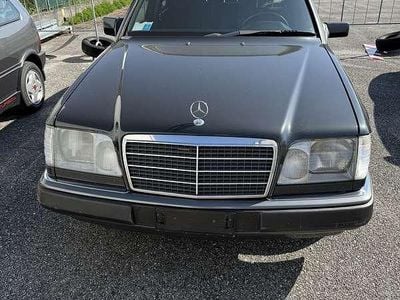 Usata Mercedes 200 122 CV (89 kW) 1994 Nero Station wagon