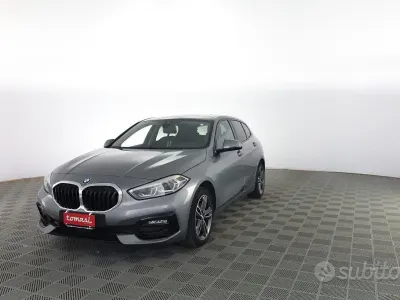 Begagnad BMW 118 Sport Line 136 HK (100 kW) 2023 Grå Halvkombi